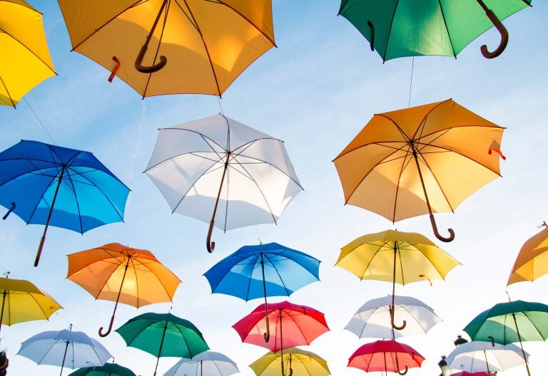 paraguas de colores en el aire